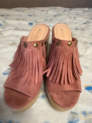 Sandalias cuña rosas flecos boho
