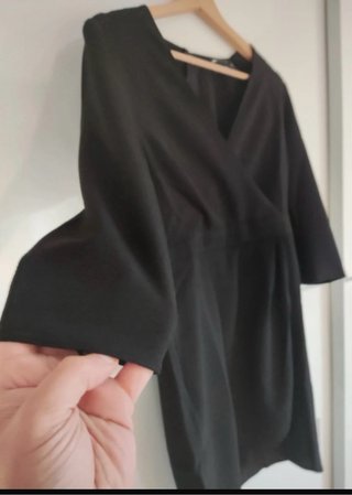 Vestido ASOS DESIGN negro con etiqueta
