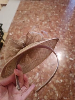 Tocado de fiesta beige y dorado Puesto una vez
