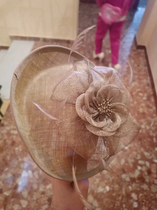 Tocado de fiesta beige y dorado Puesto una vez