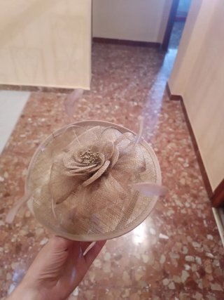 Tocado de fiesta beige y dorado Puesto una vez