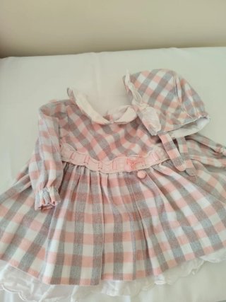 Vestido y capota bebé cuadros rosa. 3 meses
