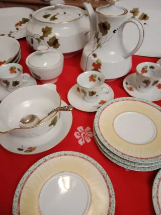 Set di stoviglie in porcellana con caffè, vassoi e zuppiera