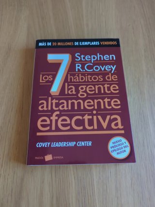 Varios libros economía, empresa y psicología.