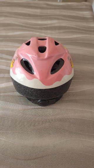 Casco infantil rosa con animales