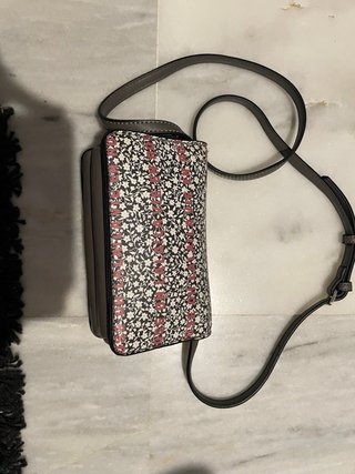 Bolso estampado floral rosa y negro