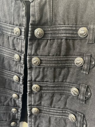 Chaqueta militar negra con botones