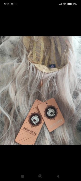 Peluca rubia sin usar
