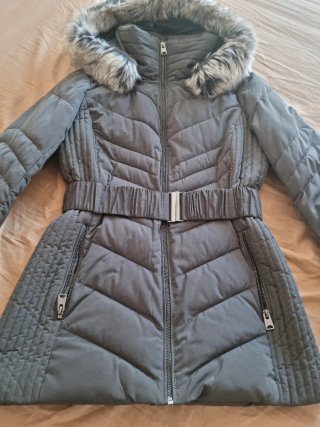 Chaqueta gris con capucha y cinturón