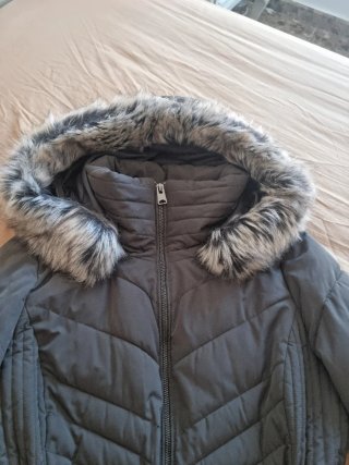 Chaqueta gris con capucha y cinturón