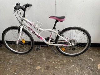 Bicicleta infantil blanca y rosa.