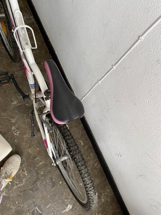 Bicicleta infantil blanca y rosa.