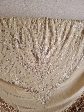 Manton de Manila Beige bordado en beige