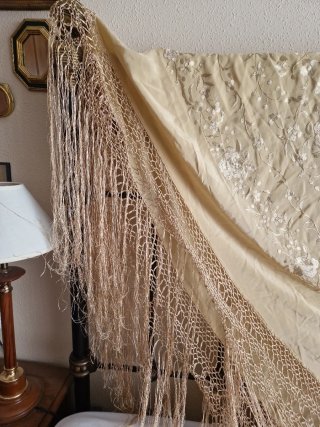 Manton de Manila Beige bordado en beige