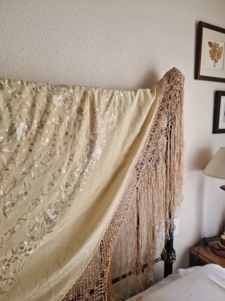 Manton de Manila Beige bordado en beige