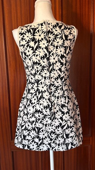 Vestido de flores blanco y negro