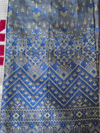 Falda estilo tailandés azul y gris
