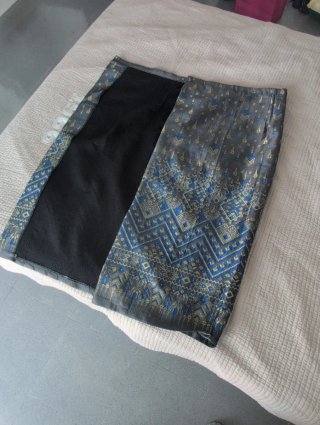 Falda estilo tailandés azul y gris