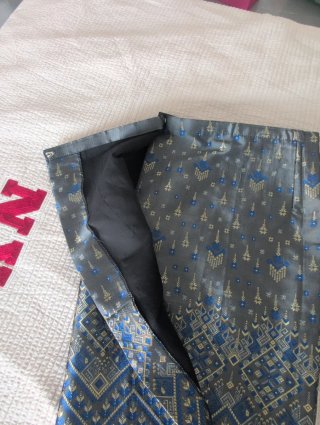 Falda estilo tailandés azul y gris