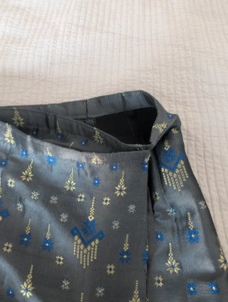 Falda estilo tailandés azul y gris