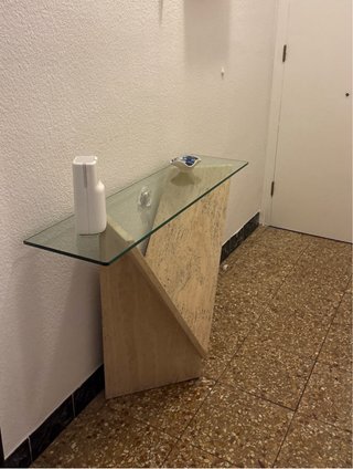 Recibidor de mármol y cristal