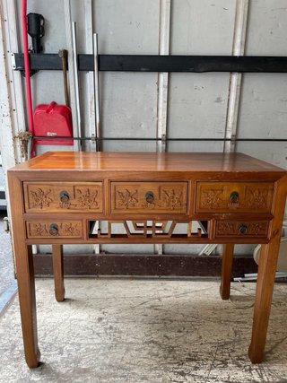 Mesa auxiliar de madera elegante
