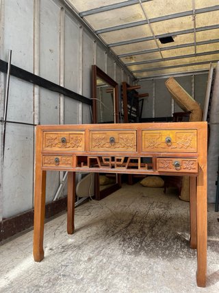 Mesa auxiliar de madera elegante