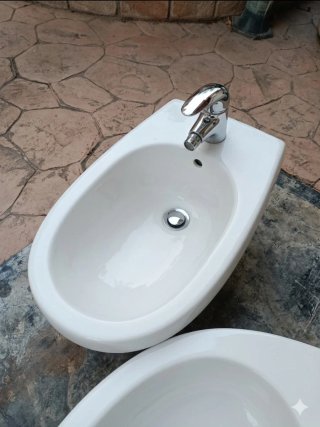 Bidet bianco in ceramica con rubinetto
