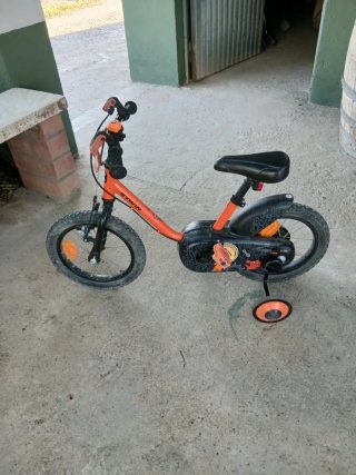 Bicicleta infantil con ruedines