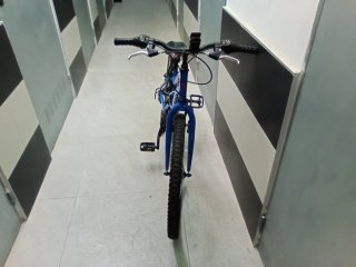 Bicicleta azul B-PRO como nueva