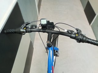 Bicicleta azul B-PRO como nueva