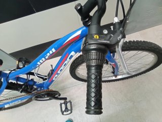 Bicicleta azul B-PRO como nueva