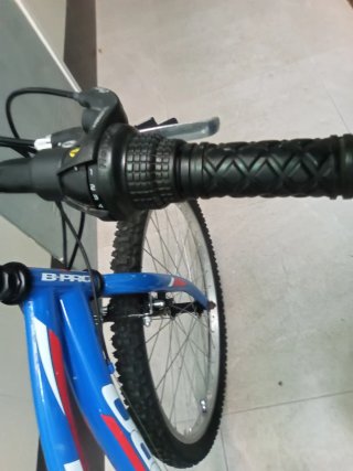 Bicicleta azul B-PRO como nueva