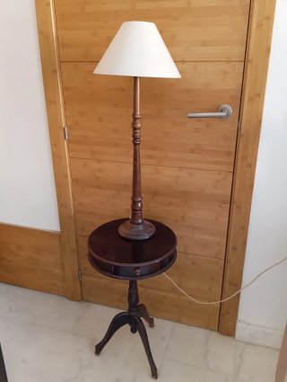 Mesita auxiliar redonda con lámpara madera