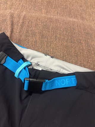 Pantaloni The North Face neri con cintura blu