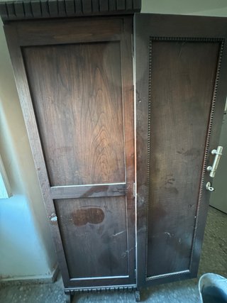 Armario de madera con espejo
