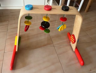 Gimnasio de madera para bebé