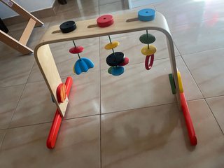 Gimnasio de madera para bebé