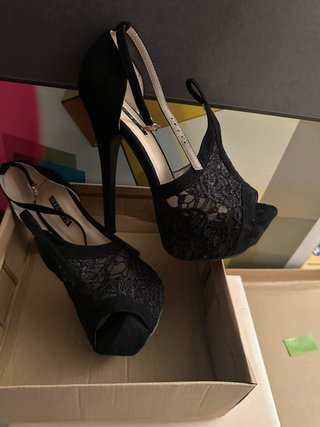 Zapatos de tacón negros con encaje
