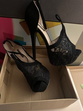 Zapatos de tacón negros con encaje