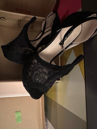 Zapatos de tacón negros con encaje