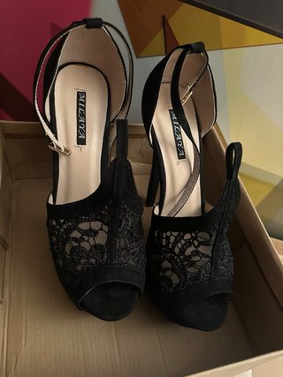 Zapatos de tacón negros con encaje