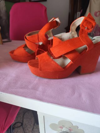 Zapatos de tacón rojos para mujer