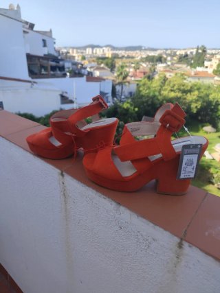 Zapatos de tacón rojos para mujer