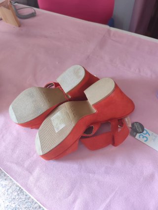 Zapatos de tacón rojos para mujer