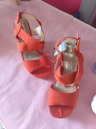 Zapatos de tacón rojos para mujer