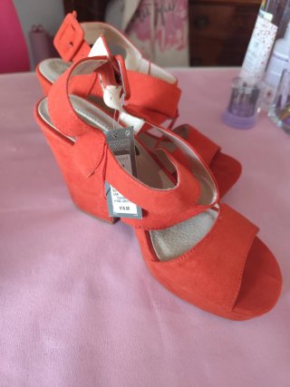 Zapatos de tacón rojos para mujer