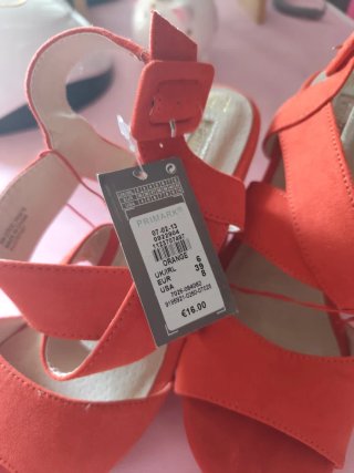 Zapatos de tacón rojos para mujer