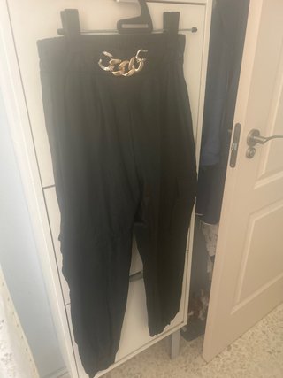 Pantalones negros con cadena dorada