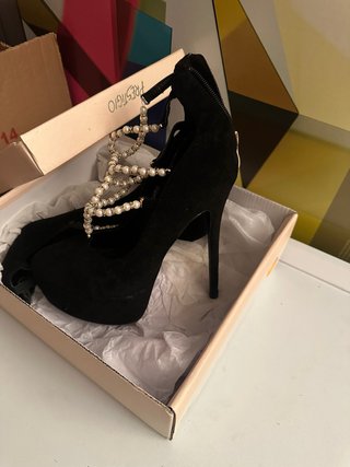 Zapatos de tacón negros con perlas